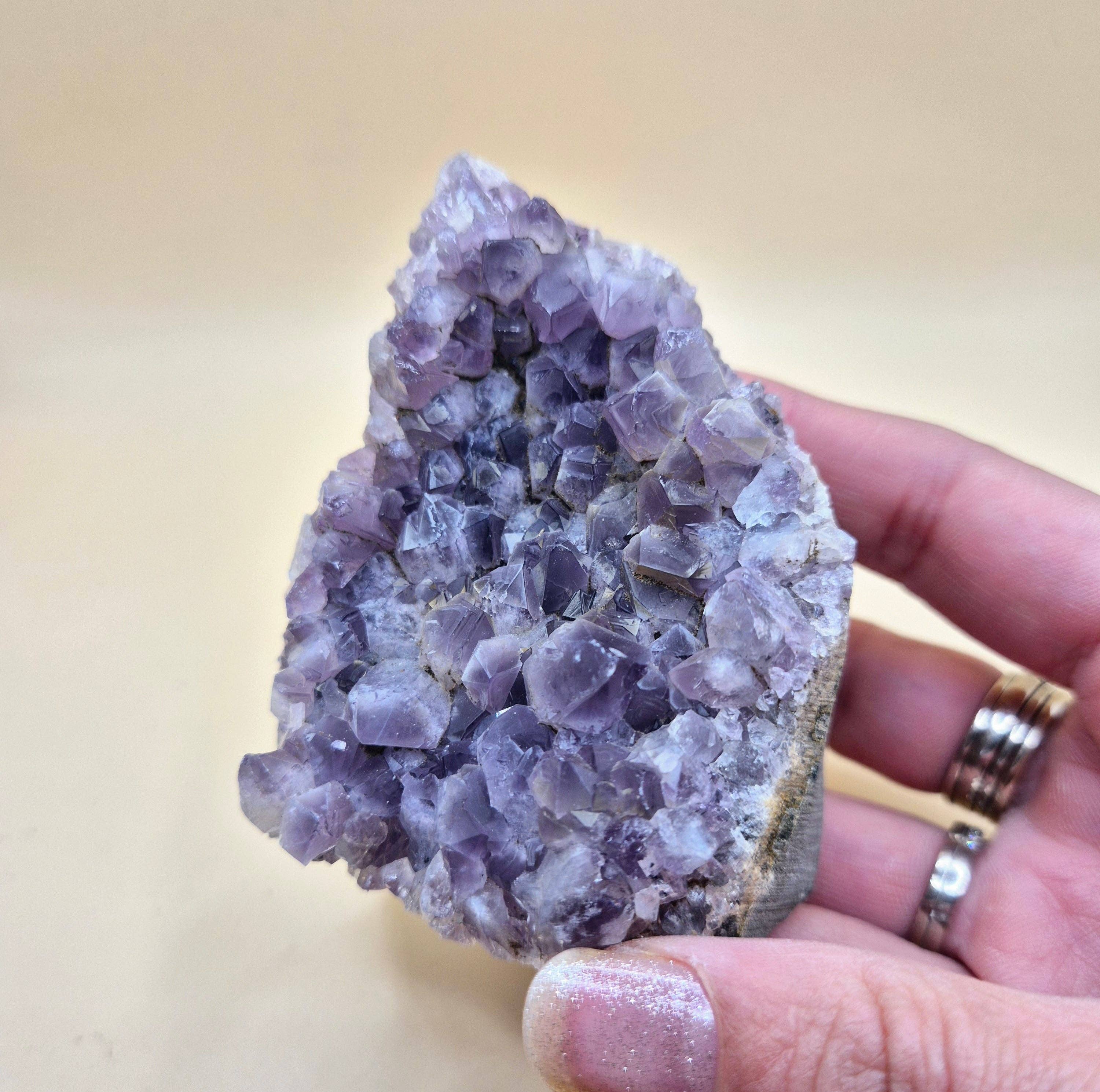 Gemstone Polished Amethyst Geode of 206 grams – Spiritual Eye-catcher with Powerful Energy