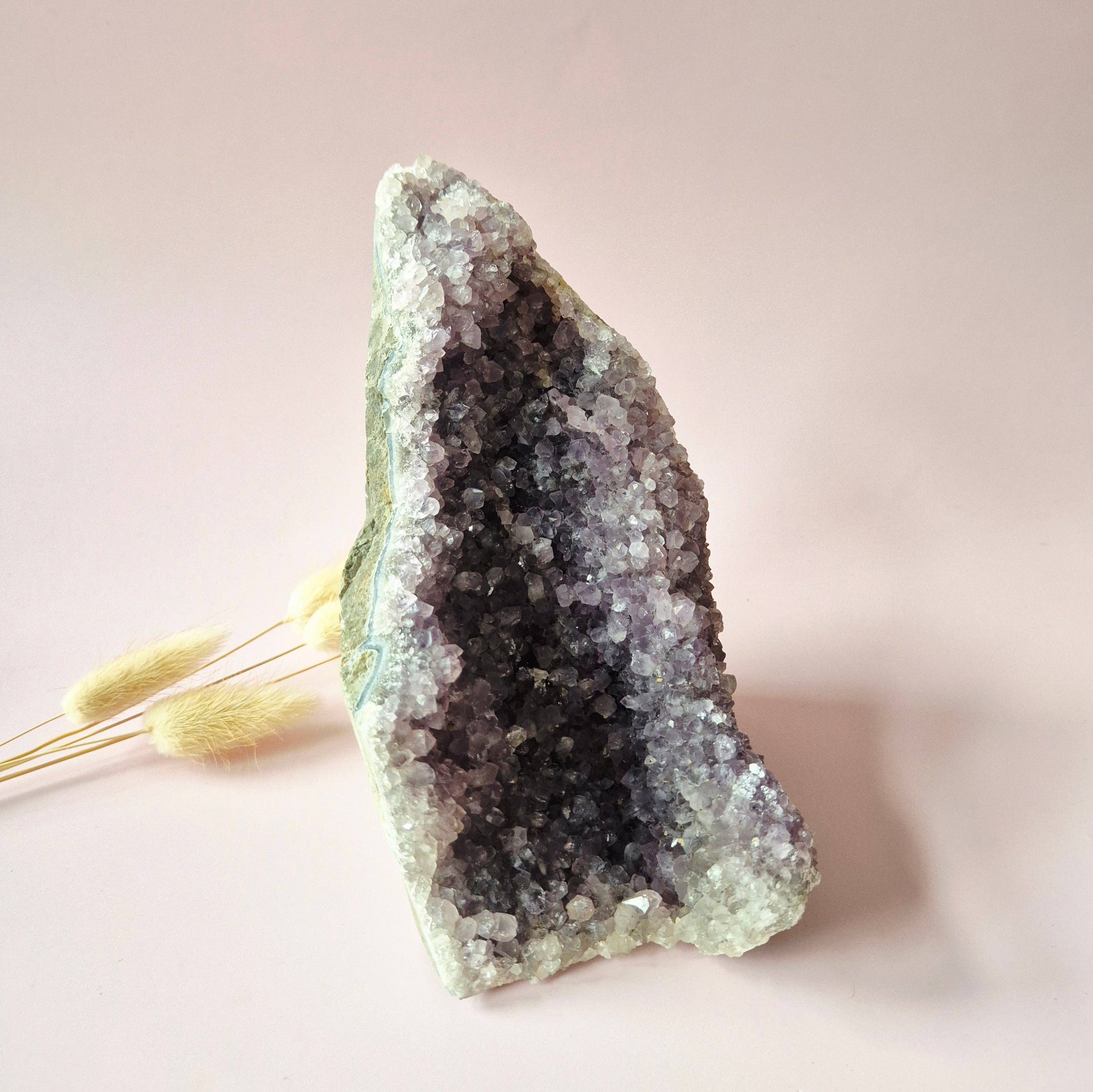 Amethyst Geode Gemstone 1250 grams – Spiritual Eye-Catcher with Powerful Energy (Cathedral)