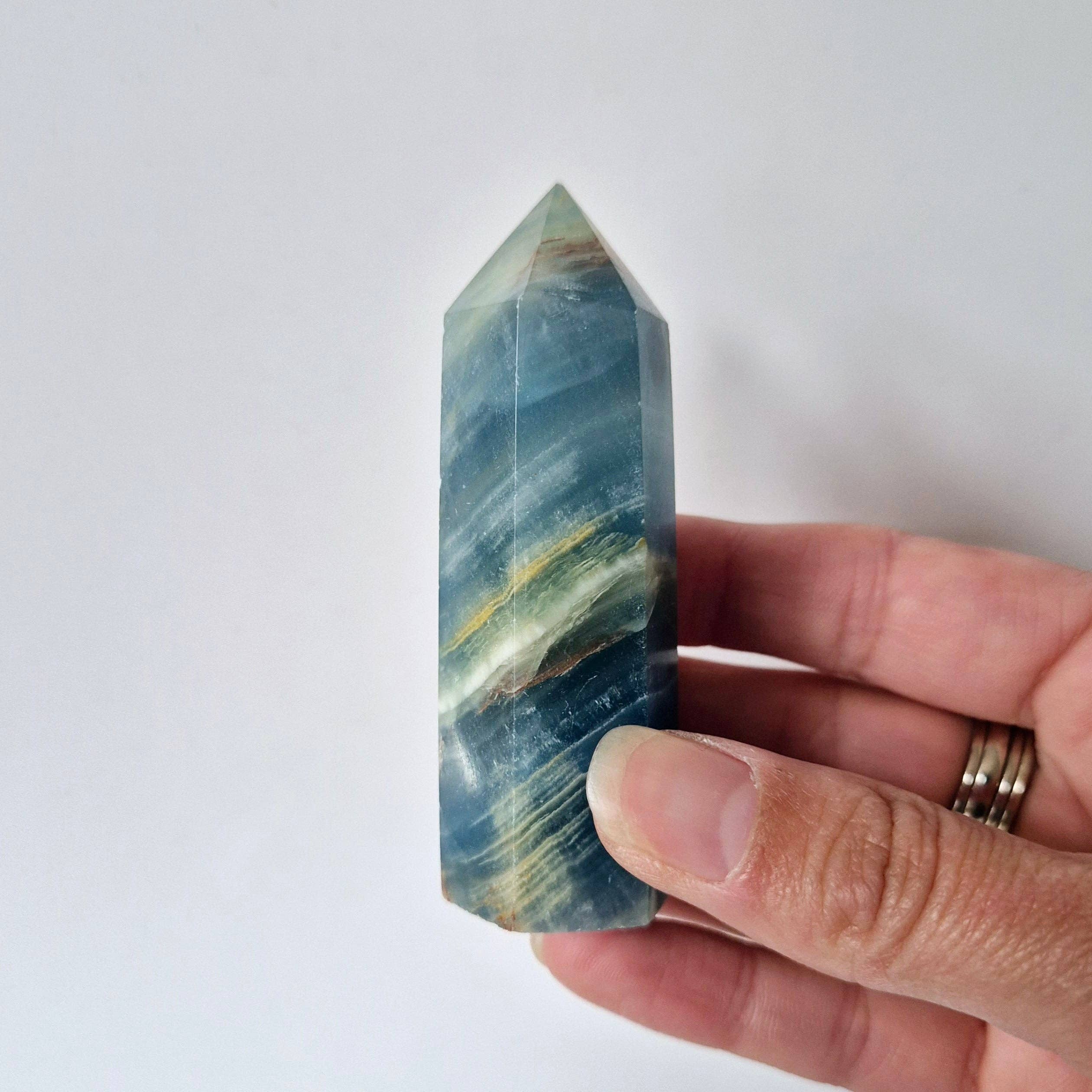 Gemstone Blue Onyx Tower (5–8 cm) – Inner strength, calmness & clarity: S. (5-6cm)