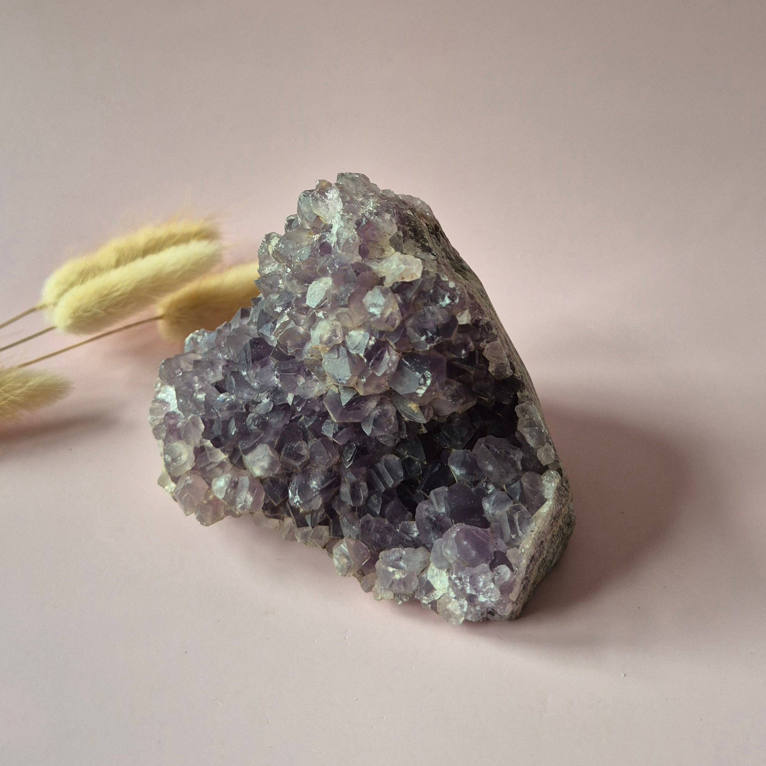 Gemstone Amethyst Geode of 600 grams – Spiritual Eye-Catcher with Powerful Energy (Cathedral)