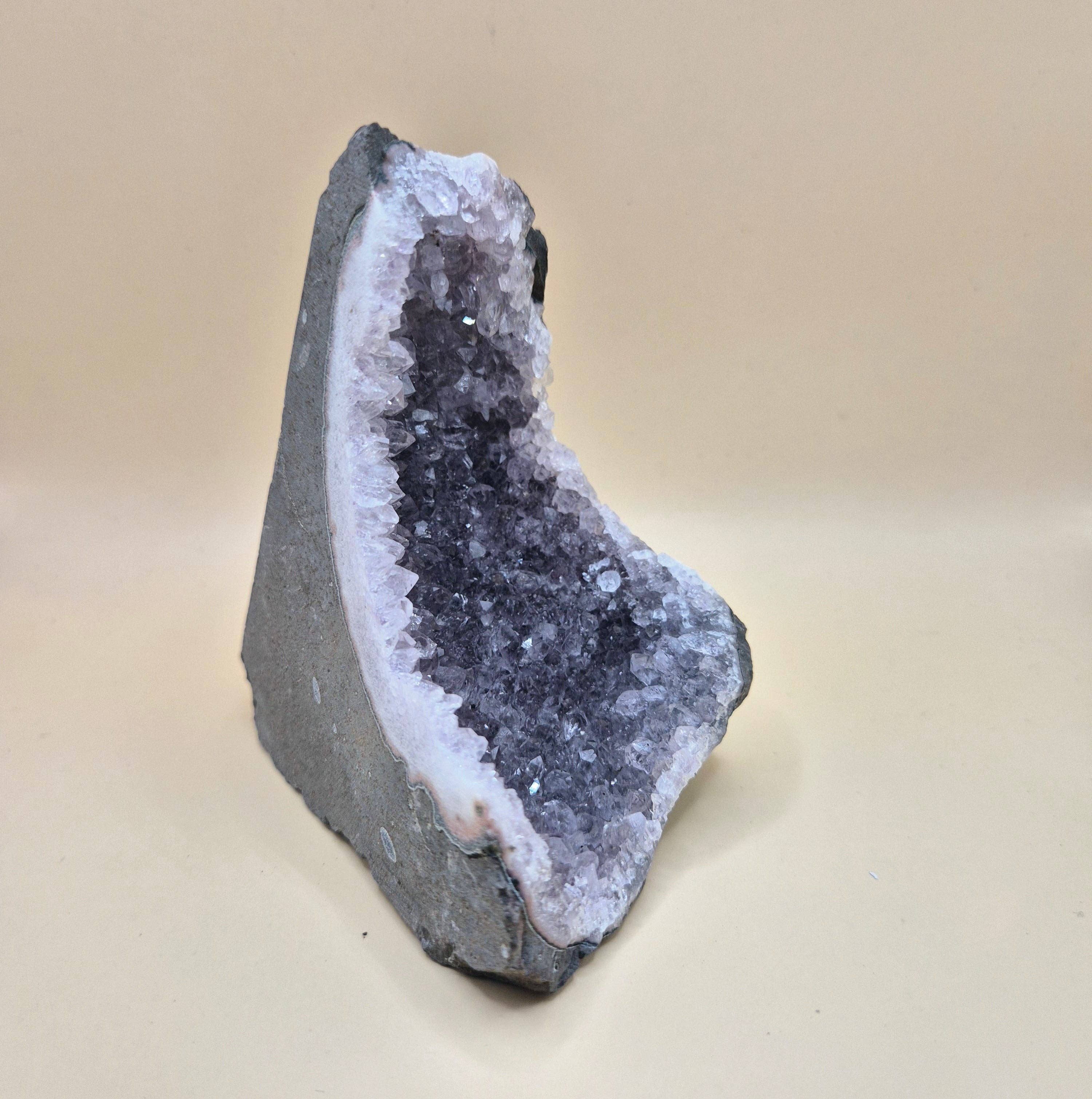 Gemstone Polished Amethyst Geode of 394 grams – Spiritual Eye-catcher with Powerful Energy