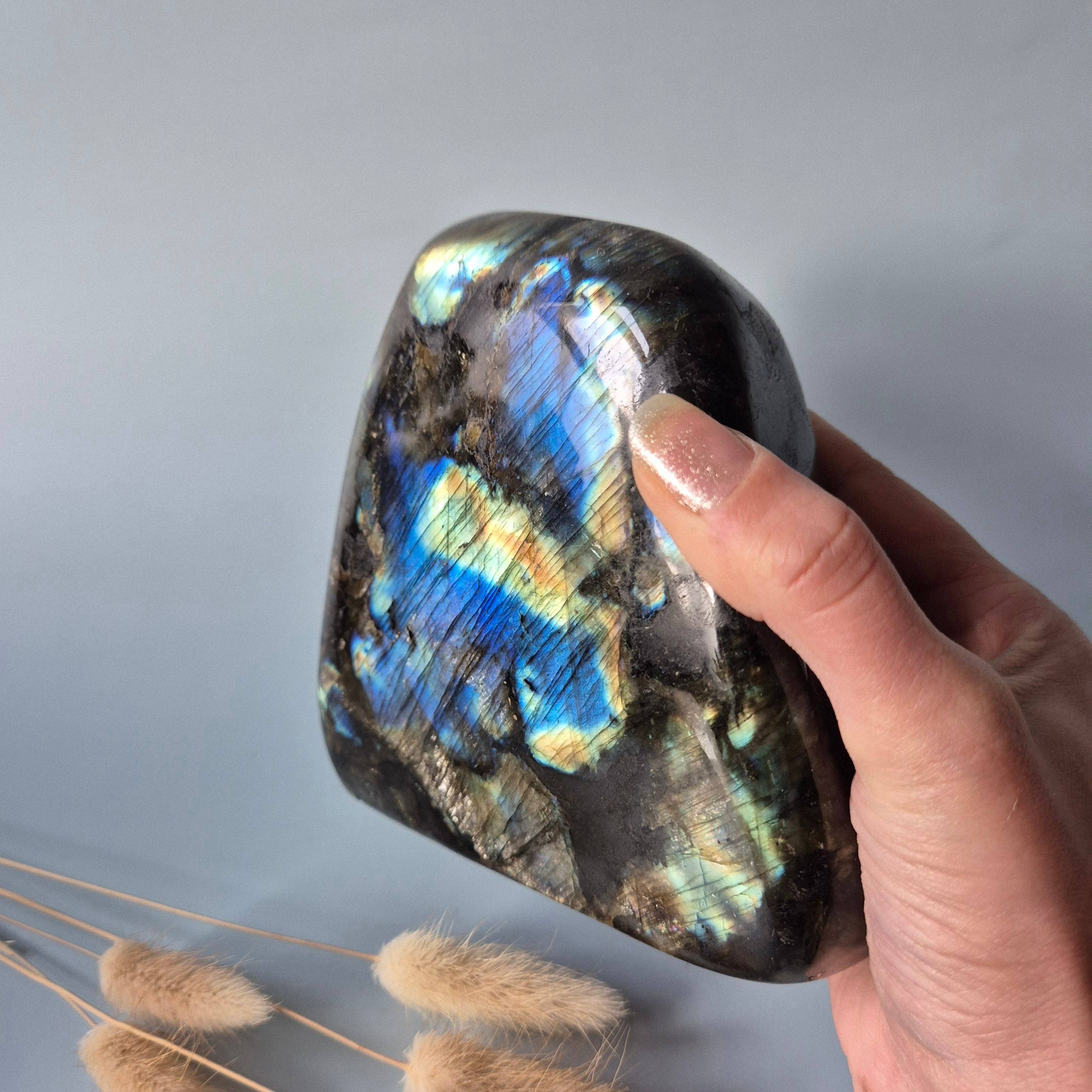 XXL Labradorite Freeform of 1557g – Intense Flash & Spiritual Protection