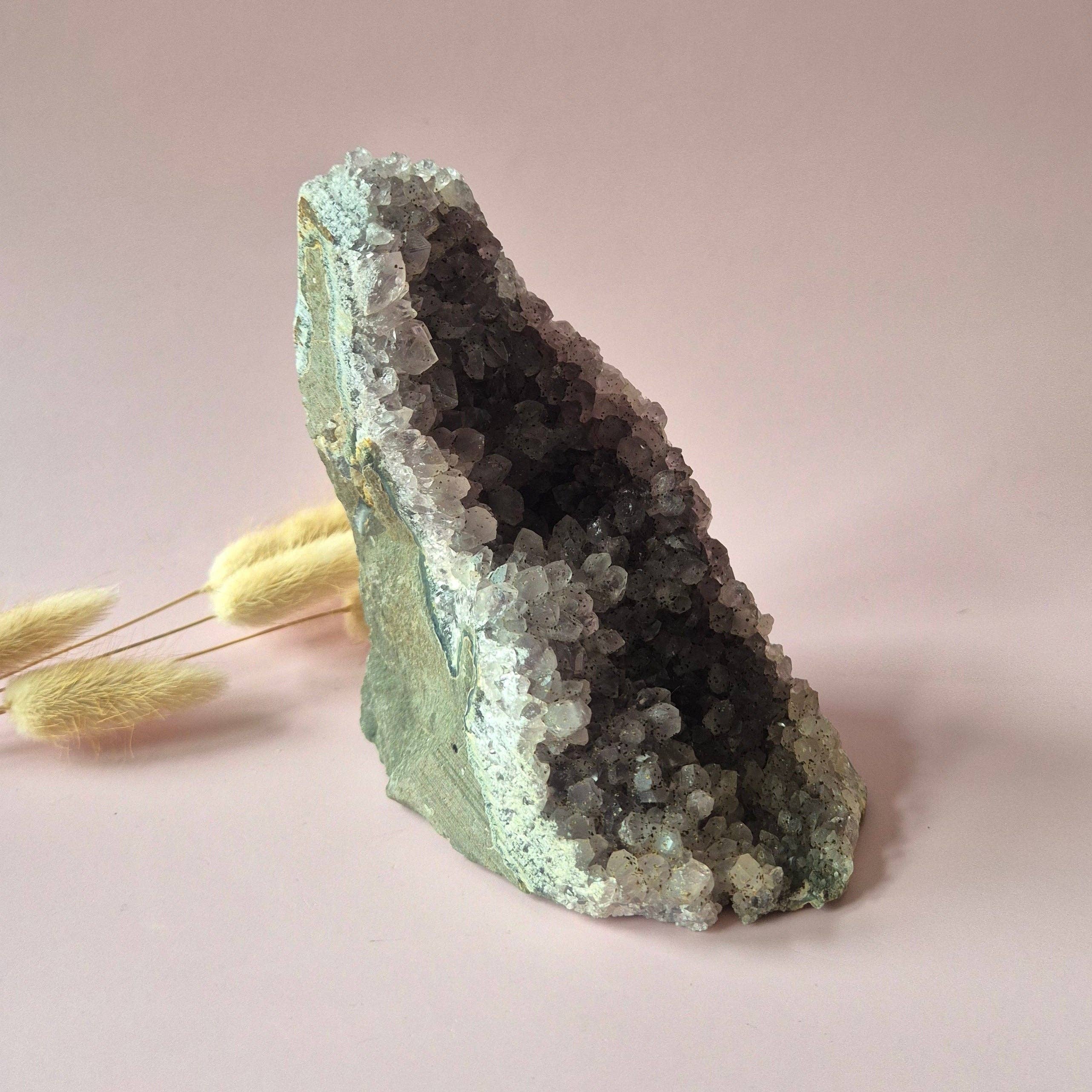 Amethyst Geode Gemstone of 747 grams – Spiritual eye-catcher with powerful energy cathedral