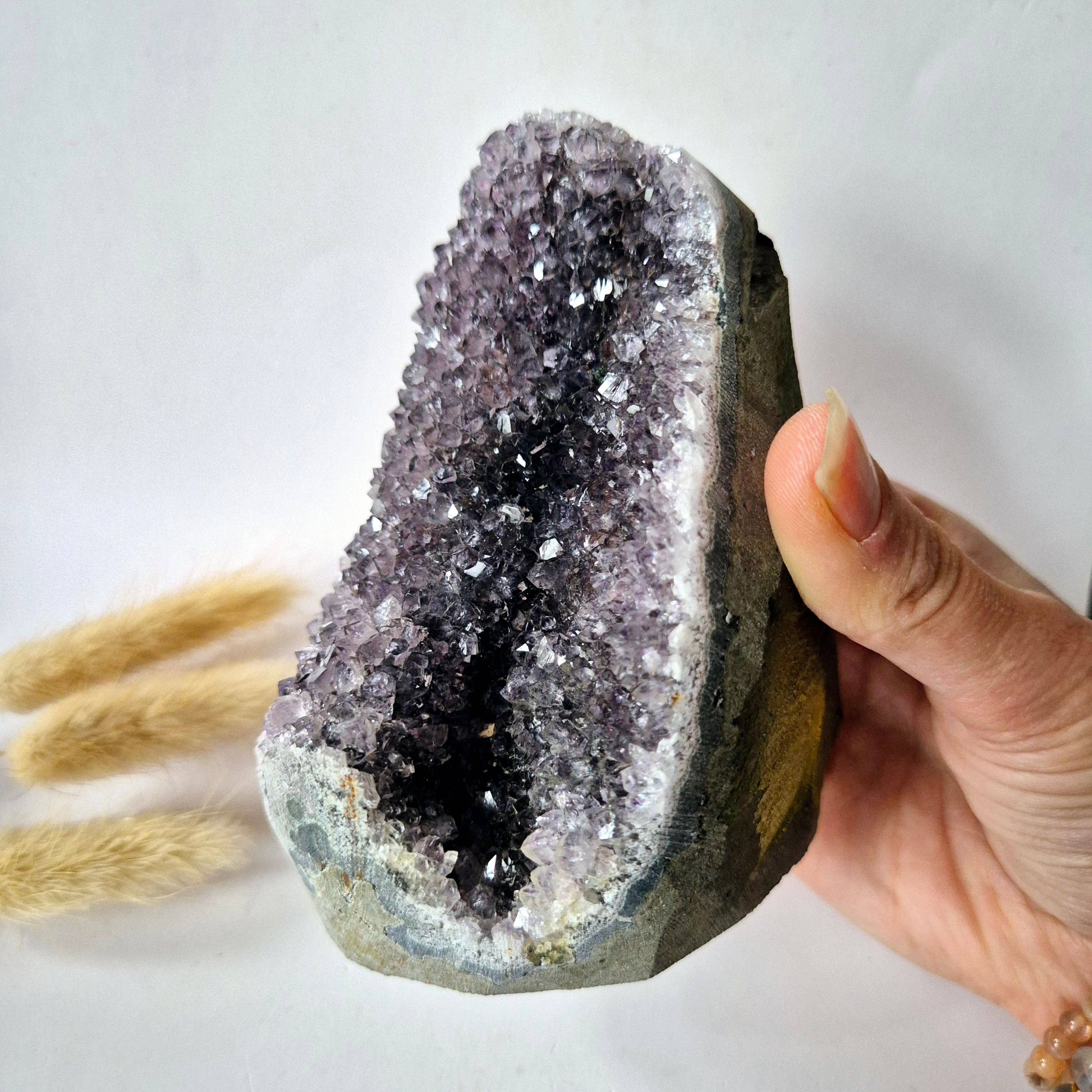 Gemstone Polished Amethyst Geode of 688 grams – Spiritual Eye-catcher with Powerful Energy