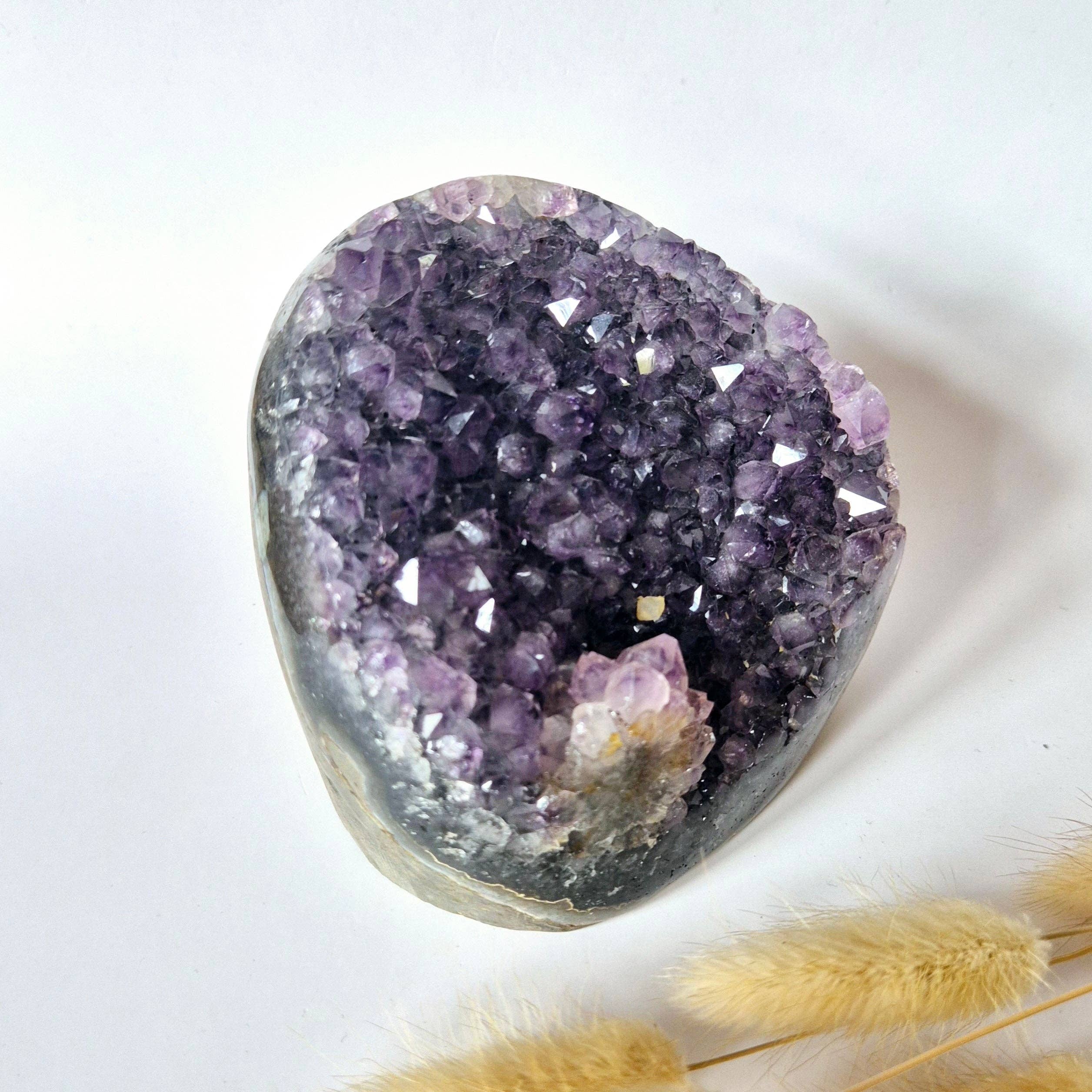 Polished Amethyst Geode Gemstone of 863 grams – Spiritual Eye-catcher with Powerful Energy
