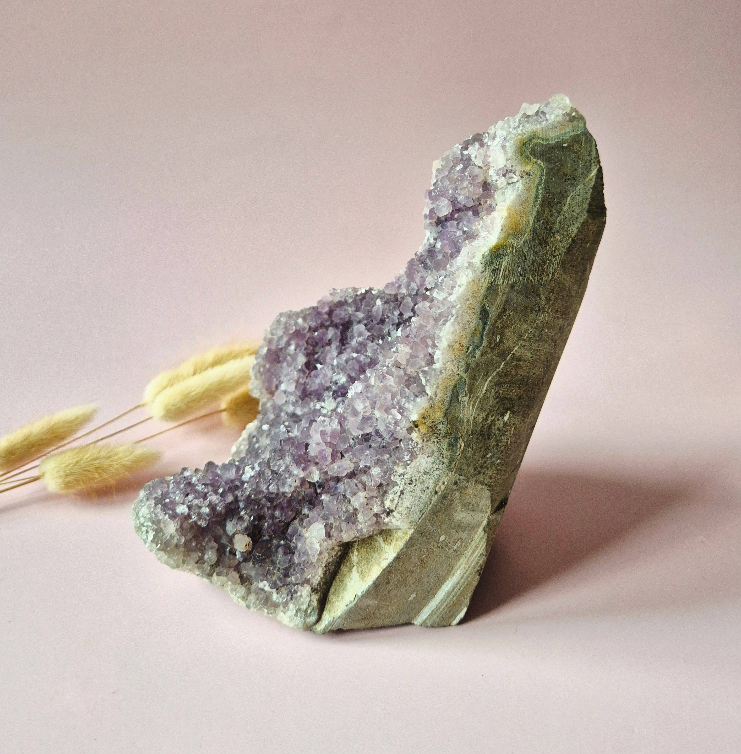 Amethyst Geode Gemstone 1250 grams – Spiritual Eye-Catcher with Powerful Energy (Cathedral)