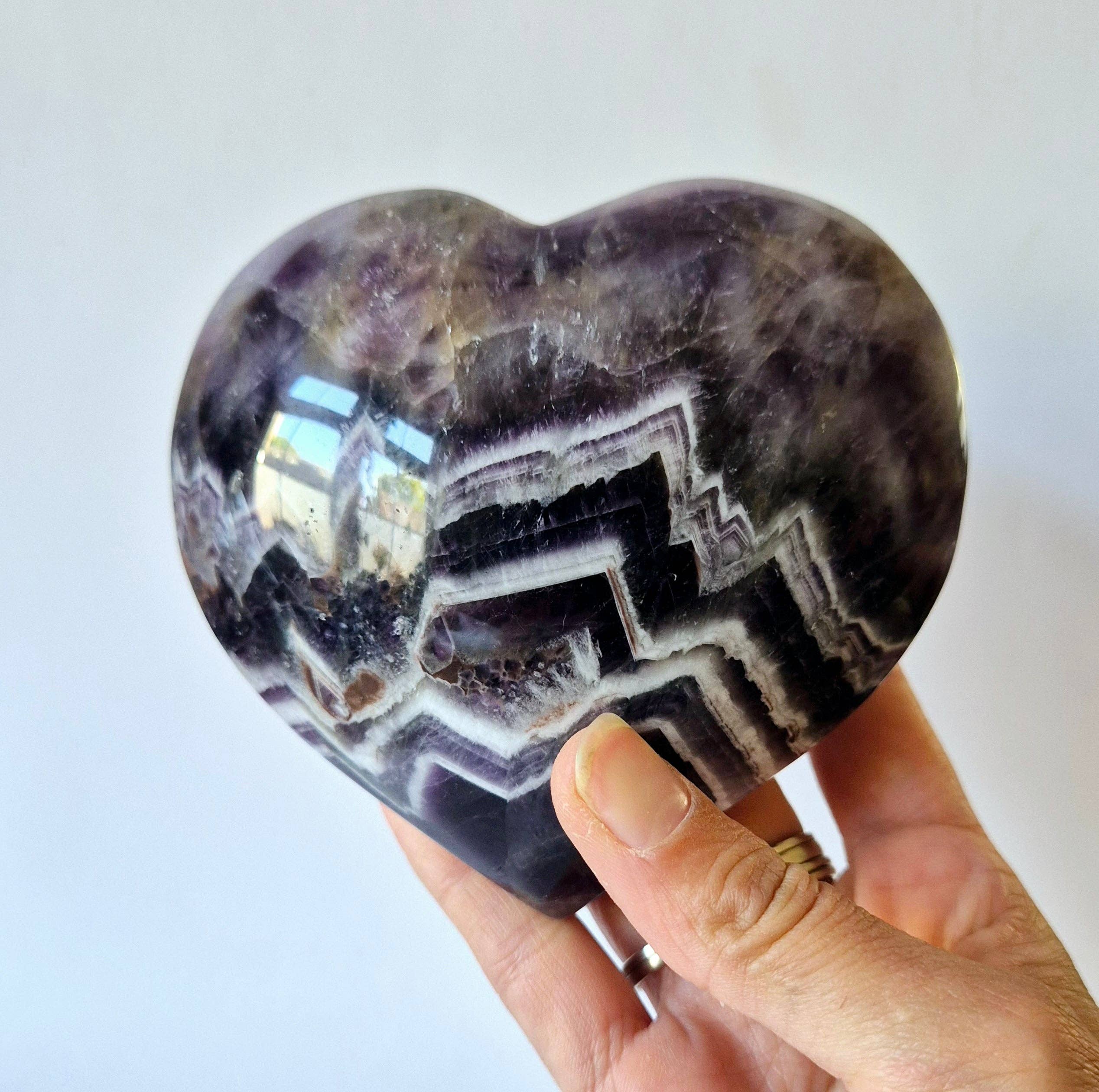 XXL Gemstone Chevron Amethyst Heart – 610 g – Power, Purification & Intuition (dream Amethyst)