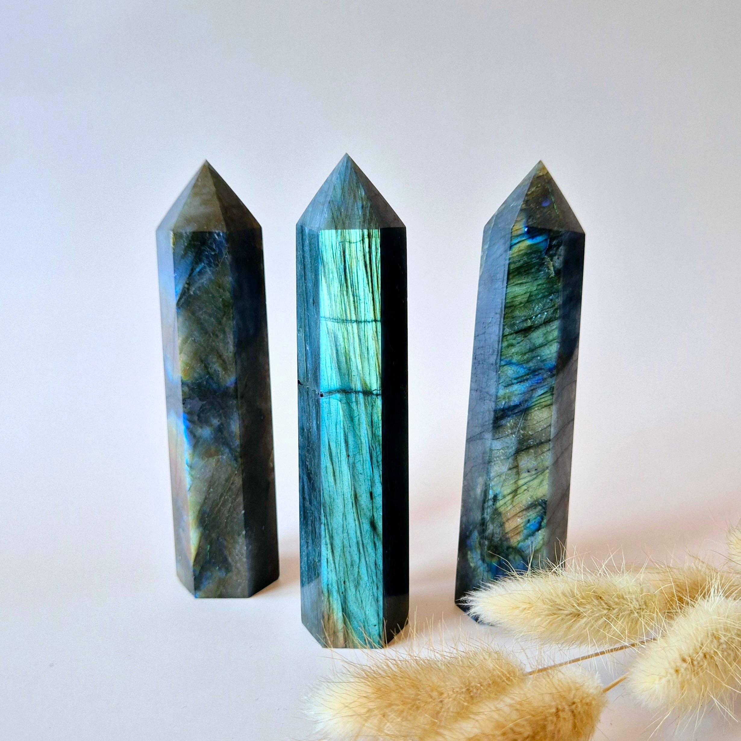 Flashy Labradorite Tower 13–15cm – Protection, Intuition & Magic