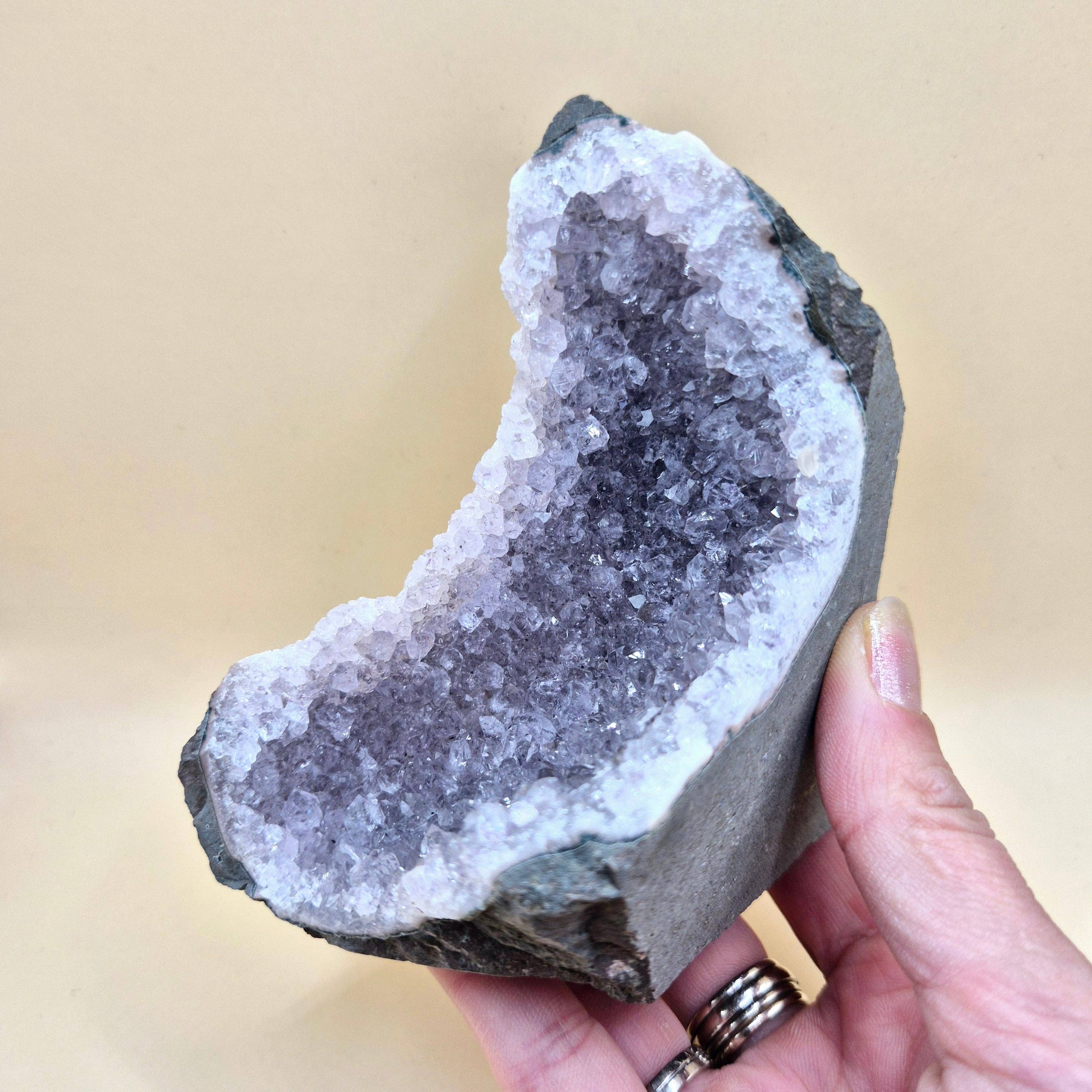 Gemstone Polished Amethyst Geode of 394 grams – Spiritual Eye-catcher with Powerful Energy