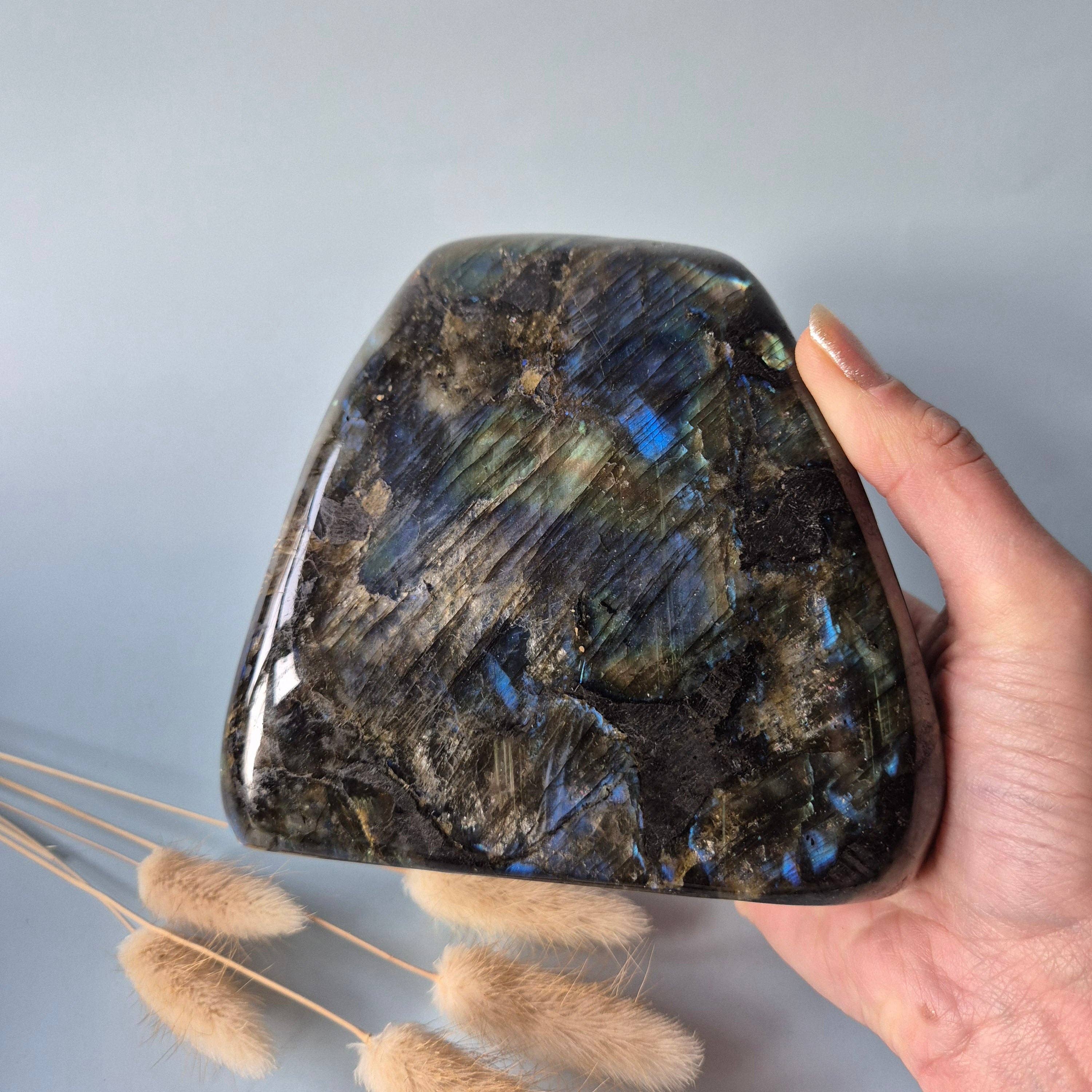 XXL Labradorite Freeform of 1557g – Intense Flash & Spiritual Protection